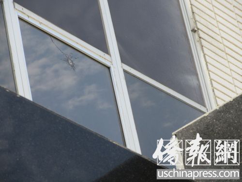 門上方的玻璃窗上的彈孔(美國(guó)《僑報(bào)》/翁羽 攝) 門上方的玻璃窗上的彈孔(美國(guó)《僑報(bào)》/翁羽 攝)