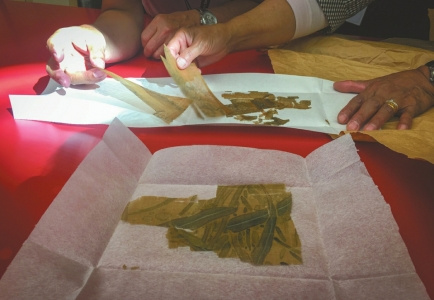 這些數(shù)百年的古絹都是邱老師的寶貝,,全是她師傅留給她的,。用一點少一點,修復(fù)古畫全靠這些東西,。 這些數(shù)百年的古絹都是邱老師的寶貝,,全是她師傅留給她的,。用一點少一點,修復(fù)古畫全靠這些東西,。