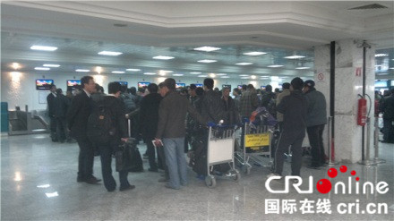 2月27日凌晨,在利比亞的華人撤到突尼斯機(jī)場(chǎng)(李亞強(qiáng)供圖) 2月27日凌晨,在利比亞的華人撤到突尼斯機(jī)場(chǎng)(李亞強(qiáng)供圖)