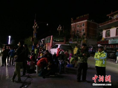 夜間九寨溝天氣較冷,，不過大多數(shù)游客小有準(zhǔn)備,，有帶厚衣服和毛毯。 徐廣 攝