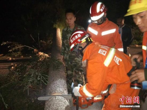 圖為阿壩消防官兵趕赴震中,邊走邊清障邊救援,。 圖片來源:阿壩消防 圖為阿壩消防官兵趕赴震中,,邊走邊清障邊救援,。 圖片來源:阿壩消防