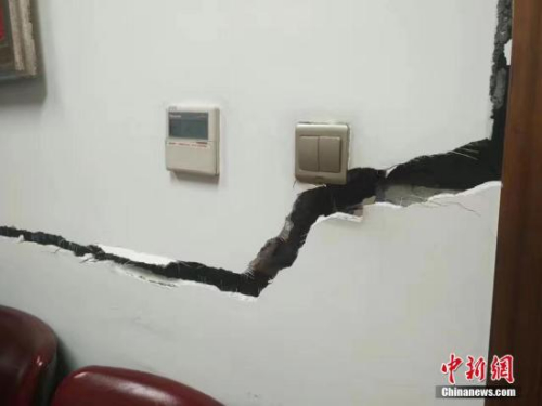 因為地震受損的墻體。圖片來源:視覺中國 因為地震受損的墻體,。圖片來源:視覺中國
