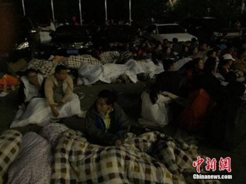 圖為九寨溝景區(qū)內,許多游客不敢繼續(xù)待在酒店內,,裹著厚衣服和毛毯來到街上席地而睡,。 徐廣 攝 圖為九寨溝景區(qū)內,許多游客不敢繼續(xù)待在酒店內,,裹著厚衣服和毛毯來到街上席地而睡,。 徐廣 攝