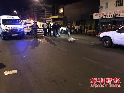 南非自由州省華人店主徒手奪槍,擊斃一匪徒,。(南非《非洲時報》) 南非自由州省華人店主徒手奪槍,,擊斃一匪徒,。(南非《非洲時報》)