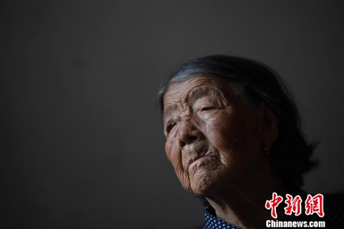 90歲的郝月連靜坐在屋里，看到陌生人進屋,，她遲疑了片刻說,，“你們又來看我啦！”多年來,，不少愛心人士專程到此看望老人,，老年癡呆的郝月連，已經(jīng)記不得他們的模樣,?！№f亮 攝