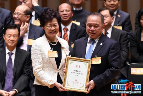 2017年7月3日,，香港回歸20周年音樂會(huì)暨香港僑界社團(tuán)聯(lián)會(huì)第六屆會(huì)董就職典禮上，余國(guó)春（右）與新任特區(qū)行政長(zhǎng)官林鄭月娥,。