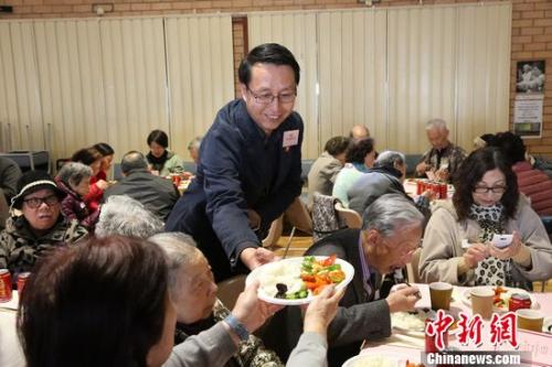華人服務(wù)社主席周波為長(zhǎng)者服務(wù)。陶社蘭 攝 華人服務(wù)社主席周波為長(zhǎng)者服務(wù),。陶社蘭 攝