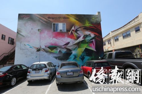 中國(guó)城重慶路一家店鋪的壁畫。(美國(guó)《僑報(bào)》/記者 邱晨攝) 中國(guó)城重慶路一家店鋪的壁畫,。(美國(guó)《僑報(bào)》/記者 邱晨攝)