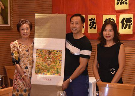 互贈(zèng)禮物,。(西班牙《歐華報(bào)》) 互贈(zèng)禮物,。(西班牙《歐華報(bào)》)