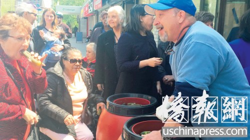 街坊高興地品嘗東歐傳統(tǒng)手工腌制的腌黃瓜。 街坊高興地品嘗東歐傳統(tǒng)手工腌制的腌黃瓜,。