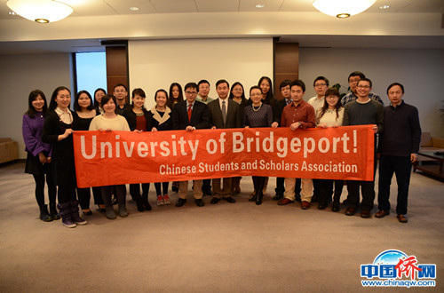 2015年2月，在 University of Bridgeport(橋港大學(xué)) Tower Room,，駐紐約總領(lǐng)事館教育組徐永吉參贊,、傅博領(lǐng)事、程序領(lǐng)事與橋港大學(xué)中國(guó)學(xué)生學(xué)者聯(lián)合會(huì)代表們座談會(huì)后合影,。