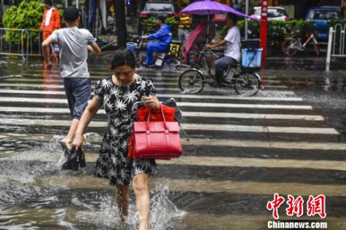 廣州出現(xiàn)“水浸街” ,。陳驥旻 攝