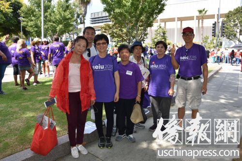 華人家庭護理工參加勞動節(jié)游行,，希望漲工資。（美國《僑報》/翁羽 攝）