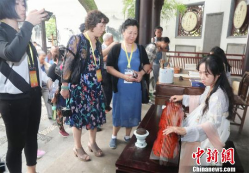海外華文媒體代表在古琴臺(tái)參觀伯牙與子期雕像 張暢 攝 海外華文媒體代表在古琴臺(tái)參觀伯牙與子期雕像 張暢 攝