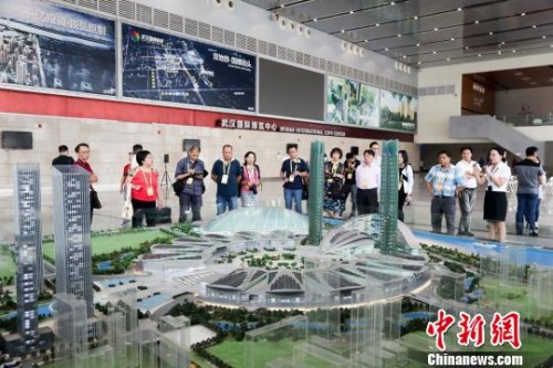 海外華文媒體代表參訪武漢國際博覽中心 張暢 攝 海外華文媒體代表參訪武漢國際博覽中心 張暢 攝