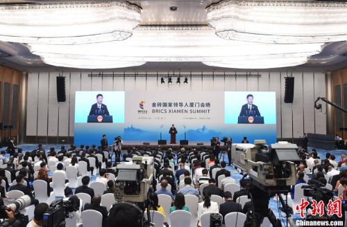 9月5日,,中國(guó)國(guó)家主席習(xí)近平在廈門國(guó)際會(huì)議中心會(huì)見(jiàn)中外記者,介紹金磚國(guó)家領(lǐng)導(dǎo)人第九次會(huì)晤和新興市場(chǎng)國(guó)家與發(fā)展中國(guó)家對(duì)話會(huì)情況,。<a target='_blank' >中新社</a>記者 侯宇 攝 9月5日,,中國(guó)國(guó)家主席習(xí)近平在廈門國(guó)際會(huì)議中心會(huì)見(jiàn)中外記者,介紹金磚國(guó)家領(lǐng)導(dǎo)人第九次會(huì)晤和新興市場(chǎng)國(guó)家與發(fā)展中國(guó)家對(duì)話會(huì)情況,。<a target='_blank' >中新社</a>記者 侯宇 攝