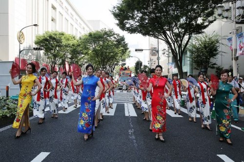 列隊(duì)行進(jìn)在日本中部都市名古屋繁華地段大津通(日本《中文導(dǎo)報(bào)》)