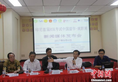 圖為雅加達(dá)華文教育協(xié)調(diào)機(jī)構(gòu)執(zhí)行主席蔡昌杰(右二)介紹展會情況,?!×钟纻?攝 圖為雅加達(dá)華文教育協(xié)調(diào)機(jī)構(gòu)執(zhí)行主席蔡昌杰(右二)介紹展會情況,。 林永傳 攝