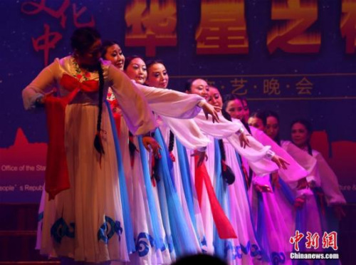9月7日晚,,由中國(guó)國(guó)務(wù)院僑辦主辦,,中國(guó)駐悉尼總領(lǐng)事館,、南海傳媒支持,悉尼華星藝術(shù)團(tuán)承辦的《文化中國(guó)·華星之夜》中秋文藝晚會(huì)在悉尼市政廳劇場(chǎng)隆重上演,。圖為悉尼華星海之夢(mèng)藝術(shù)團(tuán)演出朝鮮舞《阿里郎》,。<a target='_blank' >中新社</a>記者 賴海隆 攝 9月7日晚,,由中國(guó)國(guó)務(wù)院僑辦主辦,,中國(guó)駐悉尼總領(lǐng)事館,、南海傳媒支持,,悉尼華星藝術(shù)團(tuán)承辦的《文化中國(guó)·華星之夜》中秋文藝晚會(huì)在悉尼市政廳劇場(chǎng)隆重上演,。圖為悉尼華星海之夢(mèng)藝術(shù)團(tuán)演出朝鮮舞《阿里郎》,。<a target='_blank' >中新社</a>記者 賴海隆 攝
