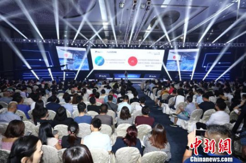 第六屆PayPal中國(guó)跨境電商大會(huì)在深圳舉行,,PayPal總裁兼首席執(zhí)行官Dan Schulman作主旨演講 郭軍 攝 第六屆PayPal中國(guó)跨境電商大會(huì)在深圳舉行,PayPal總裁兼首席執(zhí)行官Dan Schulman作主旨演講 郭軍 攝