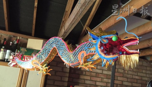 雷發(fā)鑫做的龍形燈籠有“飛龍?jiān)谔臁钡臍鈩?shì),須耗兩三天才能完成 雷發(fā)鑫做的龍形燈籠有“飛龍?jiān)谔臁钡臍鈩?shì),,須耗兩三天才能完成