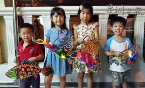 孫兒孫女們提著外公制作的燈籠樂滋滋游街去,讓燈籠伯伯仿佛看見當(dāng)年女兒們提燈籠炫耀的神氣樣子,。 孫兒孫女們提著外公制作的燈籠樂滋滋游街去,,讓燈籠伯伯仿佛看見當(dāng)年女兒們提燈籠炫耀的神氣樣子,。