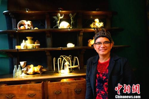 在馬尼拉馬卡蒂阿亞拉博物館一間玻璃陽光房,一個(gè)持續(xù)了十天的“在陽光下(A PLACE IN THE SUN)”油畫展9月6日晚落幕,。 關(guān)向東 攝 在馬尼拉馬卡蒂阿亞拉博物館一間玻璃陽光房,,一個(gè)持續(xù)了十天的“在陽光下(A PLACE IN THE SUN)”油畫展9月6日晚落幕,。 關(guān)向東 攝