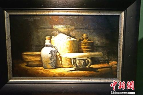 菲律賓畫家DANILO ARRIOLA 油畫作品中國陶瓷和蠟燭,。 關(guān)向東 攝 菲律賓畫家DANILO ARRIOLA 油畫作品中國陶瓷和蠟燭。 關(guān)向東 攝