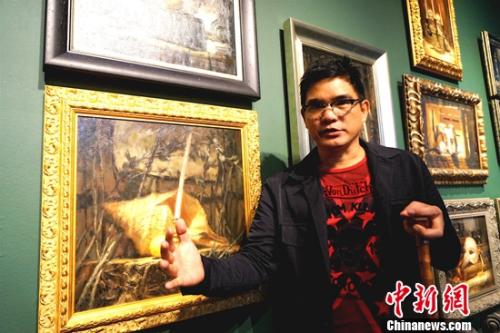 畫展的主人、菲律賓畫家阿瑞奧拉(DANILO ARRIOLA)每天坐在輪椅上迎接參觀者,。 關(guān)向東 攝 畫展的主人,、菲律賓畫家阿瑞奧拉(DANILO ARRIOLA)每天坐在輪椅上迎接參觀者,。 關(guān)向東 攝