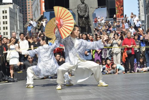 太極表演亮相時(shí)報(bào)廣場(chǎng),,贏得陣陣掌聲,。(美國(guó)《世界日?qǐng)?bào)》/俞姝含 攝) 太極表演亮相時(shí)報(bào)廣場(chǎng),,贏得陣陣掌聲。(美國(guó)《世界日?qǐng)?bào)》/俞姝含 攝)