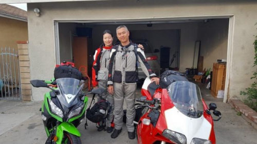 范子毅(右)和女友Disi(左)騎機(jī)車去阿拉斯加,。(美國《世界日報(bào)》) 范子毅(右)和女友Disi(左)騎機(jī)車去阿拉斯加。(美國《世界日報(bào)》)
