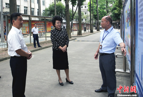 裘援平希望同學(xué)們通過在中國(guó)的學(xué)習(xí)，提高中文水平,，考上最想上的專業(yè)和大學(xué),。 <a target='_blank' >中新社</a>記者 翟李強(qiáng) 攝