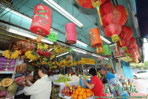 圖為距離中秋節(jié)還有約半個月,,滿滿企業(yè)在店外高掛大型紙燈籠,。(馬來西亞《星洲日報》) 圖為距離中秋節(jié)還有約半個月,,滿滿企業(yè)在店外高掛大型紙燈籠。(馬來西亞《星洲日報》)