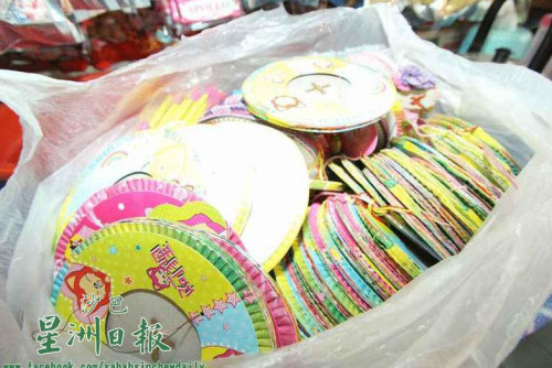 圖為去年從中國進(jìn)口的紙燈籠還有大量存貨,,商家只好以舊價格售賣。(馬來西亞《星洲日報》) 圖為去年從中國進(jìn)口的紙燈籠還有大量存貨,商家只好以舊價格售賣,。(馬來西亞《星洲日報》)