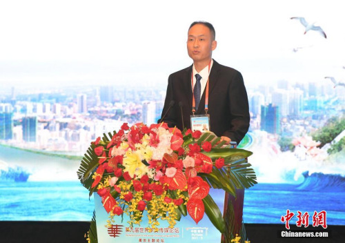 9月13日,,南非《華僑新聞報(bào)》社長(zhǎng)龍吾在論壇上作主旨演講,。當(dāng)日,“海上絲綢之路視野下的媽祖與海外華文傳媒”主題論壇,,在媽祖故鄉(xiāng)福建莆田市舉行,。<a target='_blank' >中新社</a>記者 張斌 攝 9月13日,,南非《華僑新聞報(bào)》社長(zhǎng)龍吾在論壇上作主旨演講。當(dāng)日,,“海上絲綢之路視野下的媽祖與海外華文傳媒”主題論壇,,在媽祖故鄉(xiāng)福建莆田市舉行。<a target='_blank' >中新社</a>記者 張斌 攝
