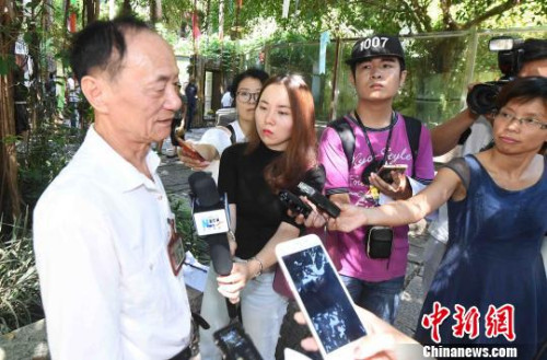海峽(福州)大熊貓研究交流中心主任陳玉村介紹了“巴斯”傳奇的一生和她最后的時(shí)光,。 劉可耕 攝 海峽(福州)大熊貓研究交流中心主任陳玉村介紹了“巴斯”傳奇的一生和她最后的時(shí)光,。 劉可耕 攝