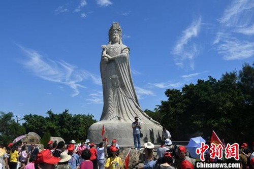 圖為嘉賓在媽祖石像前拍照?！蚊?攝