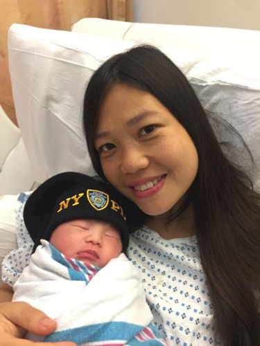 劉文健遺孀陳佩霞與女兒Angelina“天使”,。(美國(guó)《世界日?qǐng)?bào)》檔案照) 劉文健遺孀陳佩霞與女兒Angelina“天使”,。(美國(guó)《世界日?qǐng)?bào)》檔案照)