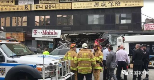 位于緬街和北方大道交界的“肯尼迪炸雞店”和T-Mobile門面被撞入損毀,。(美國中文網(wǎng))