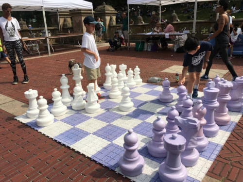 第17屆校內(nèi)西洋棋公園賽,，兩名華裔男生在下棋,。(美國《世界日報(bào)》 李碩/攝