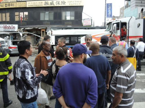 手機(jī)店華人店主高先生(左一)、法哈特(紫色衣服)等多位商鋪店主,，在現(xiàn)場與相關(guān)部門人員交談,。(美國《世界日報》/朱蕾 攝)