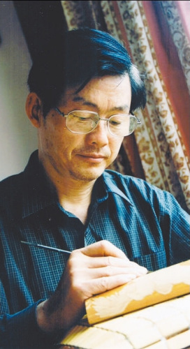 常州留青竹刻國(guó)家級(jí)代表性傳承人徐秉方正在進(jìn)行留青竹刻創(chuàng)作。 資料圖片 常州留青竹刻國(guó)家級(jí)代表性傳承人徐秉方正在進(jìn)行留青竹刻創(chuàng)作,。 資料圖片