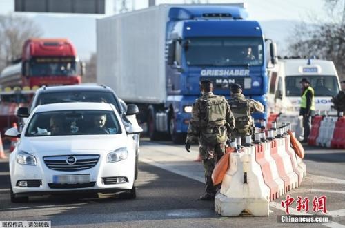 資料圖:當地時間2016年12月22日,,法國Ottmarsheim,,德國警察在德法邊境檢查過往車輛。德國對卡車恐襲疑犯發(fā)出全歐范圍通緝令,,懸賞10萬歐元。 資料圖:當地時間2016年12月22日,,法國Ottmarsheim,德國警察在德法邊境檢查過往車輛,。德國對卡車恐襲疑犯發(fā)出全歐范圍通緝令,,懸賞10萬歐元。