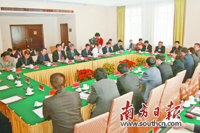 2010年1月29日,,列席省政協(xié)十屆三次會(huì)議海外僑胞分組討論。資料圖片 2010年1月29日,列席省政協(xié)十屆三次會(huì)議海外僑胞分組討論,。資料圖片