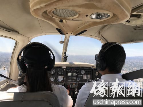 胡女士在飛機開動前進行例行檢查,。(美國《僑報》章寧/攝) 胡女士在飛機開動前進行例行檢查,。(美國《僑報》章寧/攝)