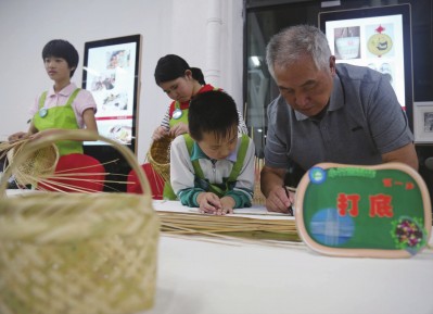 上海市崇明明珠小學(xué)學(xué)生在展示竹編技藝。陸嘉輝 攝