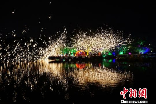 “火龍鋼花”是集造型、表演,、激越火爆于一身的民間傳統(tǒng)藝術(shù),。　孫權(quán) 攝