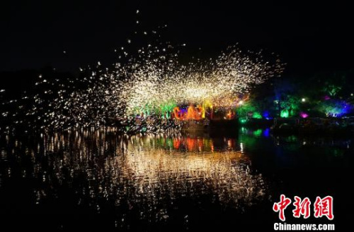 圖為“火龍鋼花”表演現(xiàn)場(chǎng)?！O權(quán) 攝