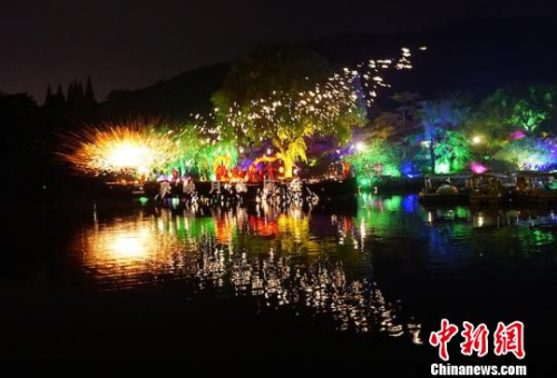 遠(yuǎn)遠(yuǎn)看去,，鋼花灑向天空映襯湖水，如同一只展翅的蝴蝶一般,，美麗不可方物,。　孫權(quán) 攝