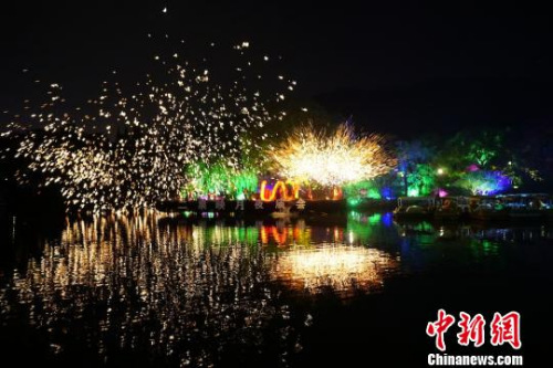 “火”是“火龍鋼花”的主要特色，配合著湖水的映襯,，美不勝收,。　孫權(quán) 攝